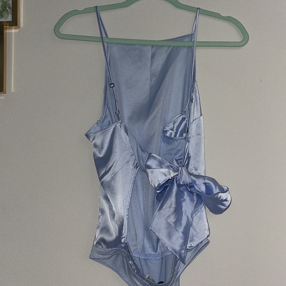 Silky light blue open back with bow bodysuit - Picture 9 of 10